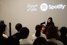 「片平里菜×Spotify プレミアム弾き語り生声ライブ」の様子。（写真提供：スポティファイ）