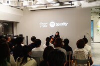 「片平里菜×Spotify プレミアム弾き語り生声ライブ」の様子。（写真提供：スポティファイ）