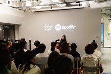 「片平里菜×Spotify プレミアム弾き語り生声ライブ」の様子。（写真提供：スポティファイ）