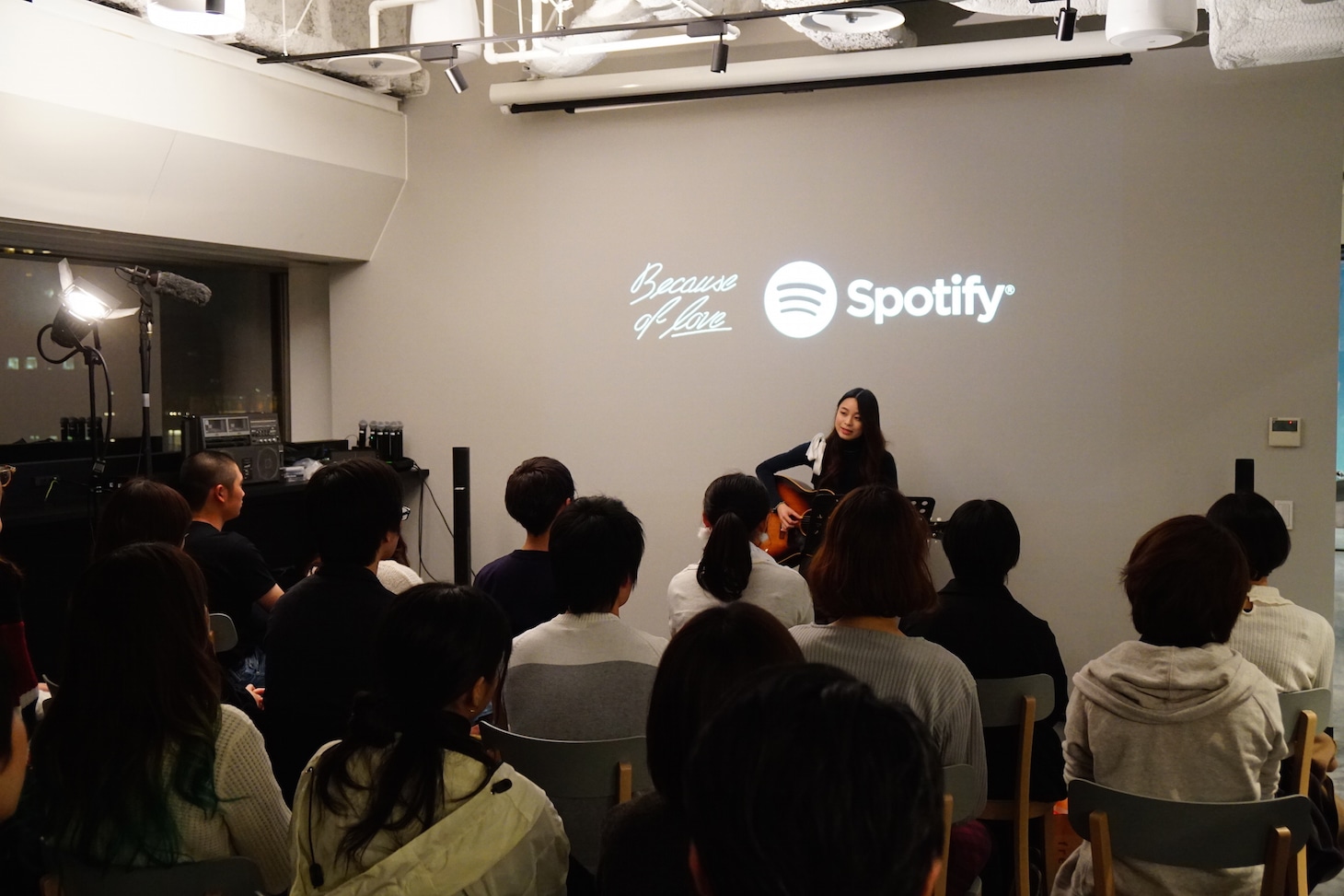 「片平里菜×Spotify プレミアム弾き語り生声ライブ」の様子。（写真提供：スポティファイ）