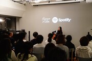 「片平里菜×Spotify プレミアム弾き語り生声ライブ」の様子。（写真提供：スポティファイ）