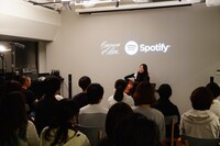 「片平里菜×Spotify プレミアム弾き語り生声ライブ」の様子。（写真提供：スポティファイ）
