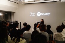 「片平里菜×Spotify プレミアム弾き語り生声ライブ」の様子。（写真提供：スポティファイ）