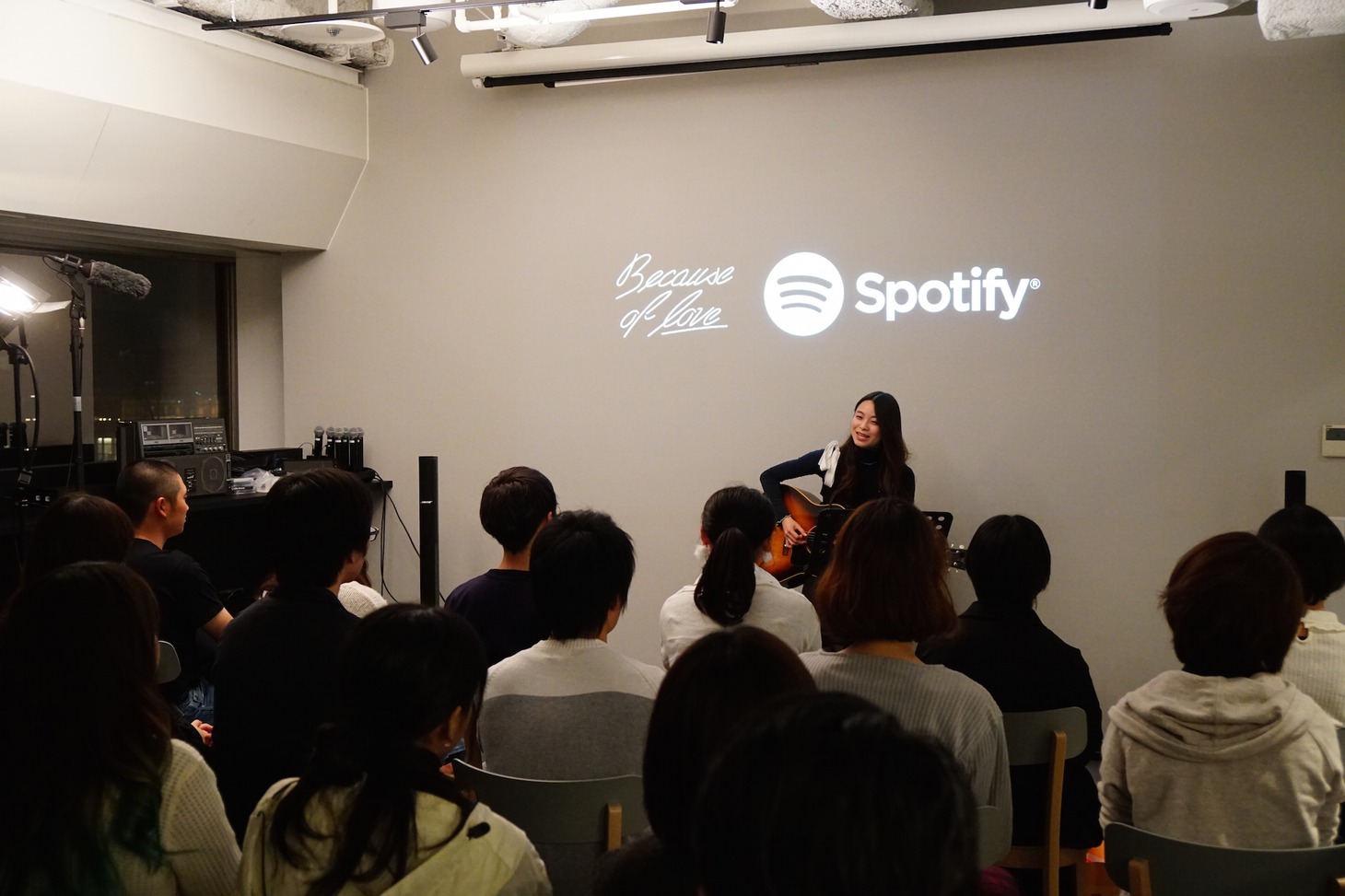 「片平里菜×Spotify プレミアム弾き語り生声ライブ」の様子。（写真提供：スポティファイ）