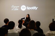 「片平里菜×Spotify プレミアム弾き語り生声ライブ」の様子。（写真提供：スポティファイ）