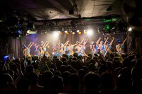 「ひとつよろしくどうぞ」をパフォーマンスする3B junior。（撮影：堀口綾）