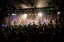 「ひとつよろしくどうぞ」をパフォーマンスする3B junior。（撮影：堀口綾）