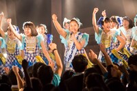 「勇気のシルエット」で拳を突き上げる3B junior。（撮影：堀口綾）