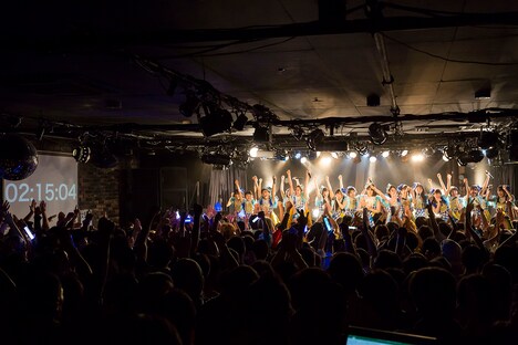 全31曲をノンストップで歌い切った3B junior。（撮影：堀口綾）