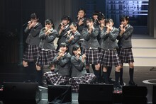 新曲「My Road」を披露するさくら学院。