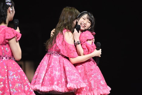 センターステージで抱き合うJuice=Juice元最年少メンバーの植村あかり(左)と宮本佳林(右)。