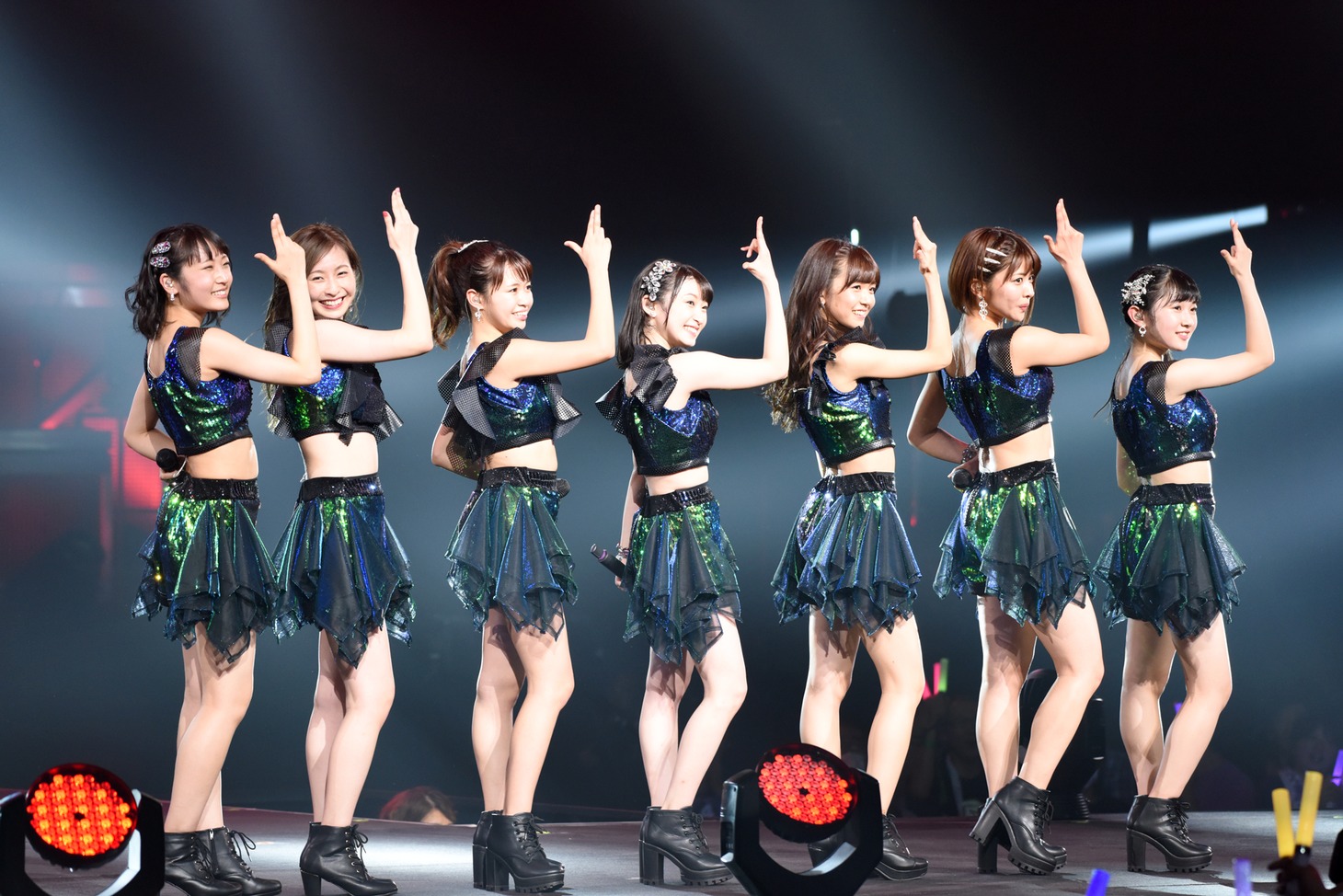 「Juice=Juice LIVE ALOUND 2017 FINAL at 日本武道館 ～ Seven Squeeze!～」の様子。左から段原瑠々、植村あかり、高木紗友希、宮本佳林、宮崎由加、金澤朋子、梁川奈々美。