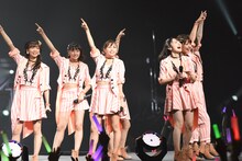 「Juice=Juice LIVE ALOUND 2017 FINAL at 日本武道館 ～ Seven Squeeze!～」の様子。