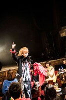 テーブルクロス引きを成功させた吉原シュート。（撮影：M.キセキ）