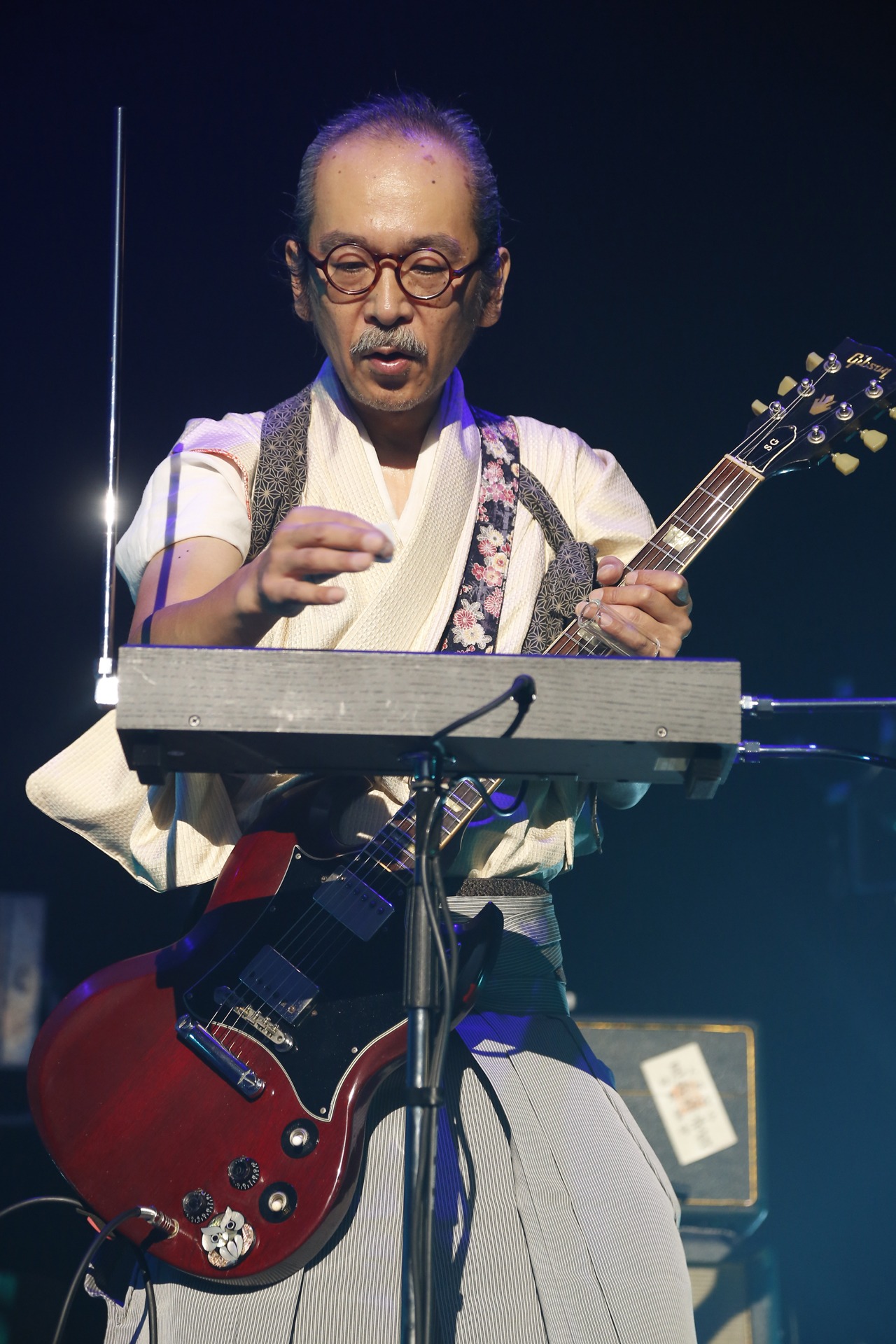 テルミンを演奏する和嶋慎治。（撮影：堀田芳香）