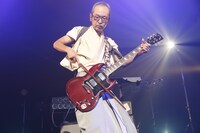 ボウイング奏法をする和嶋慎治。（撮影：堀田芳香）