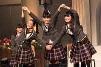 八木美樹（左）と麻生真彩（右）と協力して新型の「もえもえほー！」を披露する森萌々穂（中央）。(c)アミューズ