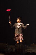 皿回しで場を和ませる新谷ゆづみ。(c)アミューズ