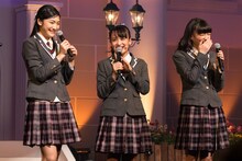 左から岡田愛、山出愛子、岡崎百々子。(c)アミューズ