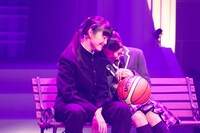 “まあすけ”こと麻生真彩（左）の肩に頭を乗せる日高麻鈴（右）。(c)アミューズ