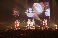 国公立大学で唯一の男子チアリーディング「首都大学東京男子チアリーディング部 MAXONS」と早稲田大学の雑技団チーム「バンカライズム -万色主義-」によるコラボレーションステージの様子。