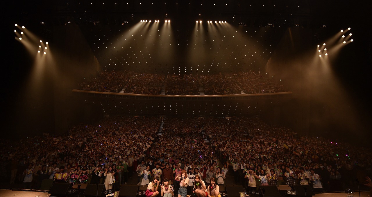 ガオラーと記念撮影するLittle Glee Monster。（写真提供：Sony Music Records）