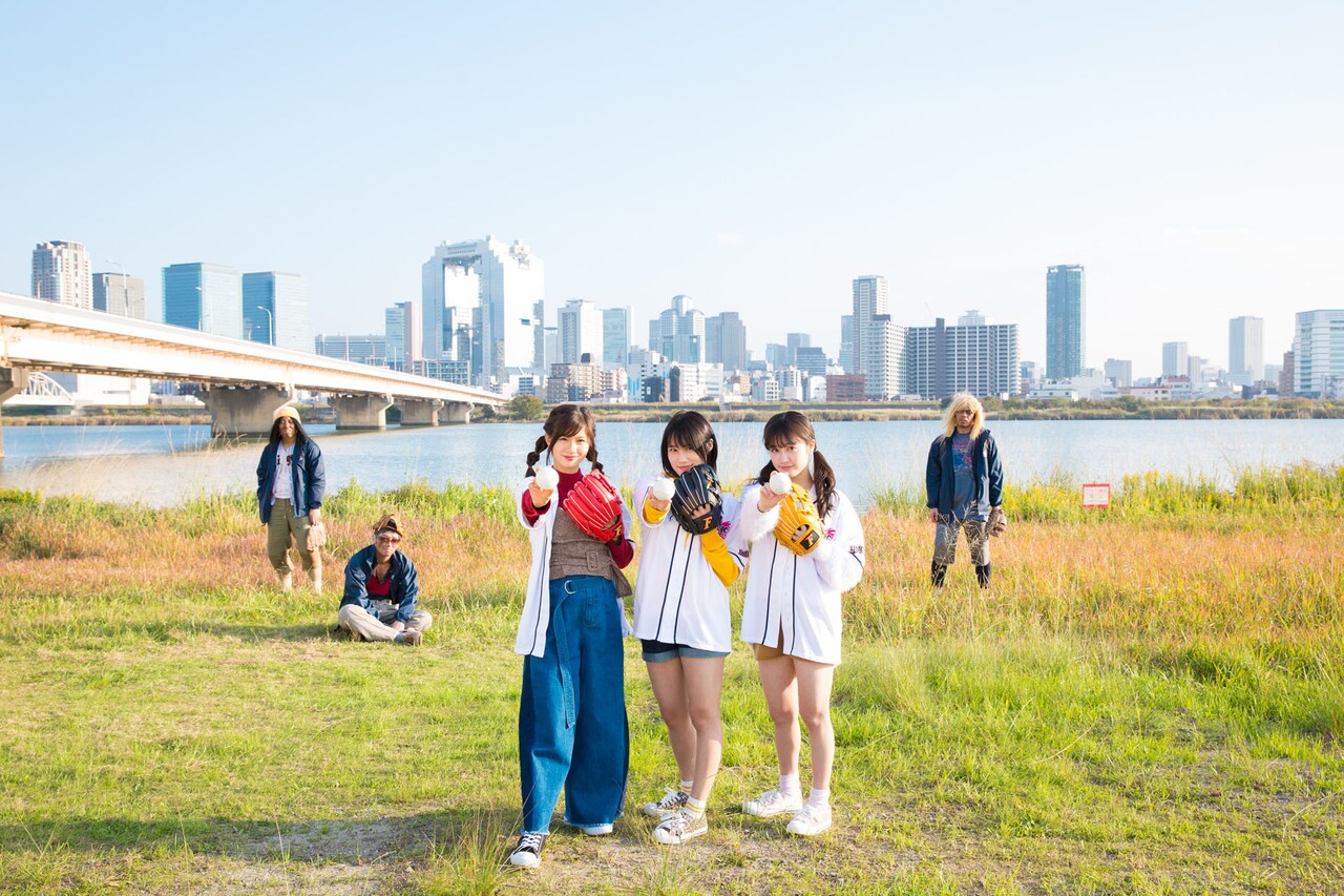 「魔！淀川キャッチボール部」メインビジュアル (c)吉本興業 / NTT ぷらら