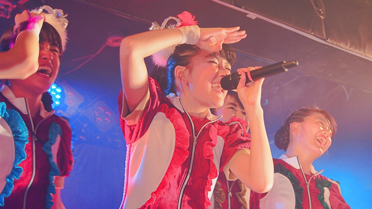 上田理子（中央）（写真提供：スターダスト音楽出版）