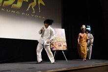 勢いよく登場するゴールデンボンバー。