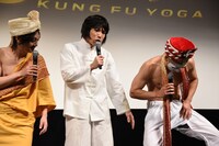 勢い余ってスボンが破けてしまった樽美酒研二（右）。