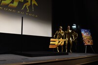 全身タイツに着替えて登場したゴールデンボンバー。