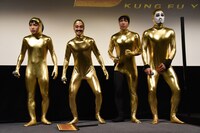 全身タイツに着替えたゴールデンボンバー。