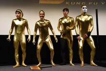 全身タイツに着替えたゴールデンボンバー。