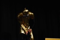 片足だけタイツを着用する樽美酒研二（Doramu）。