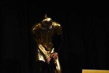 片足だけタイツを着用する樽美酒研二（Doramu）。