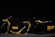 ゴールデンボンバー、金の全身タイツで人文字「カンフー」に挑戦