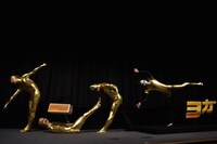 体を駆使して「カンフー」を表現するゴールデンボンバー。