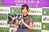 タイキックをしているお気に入りのカットを紹介する新内眞衣（乃木坂46）。