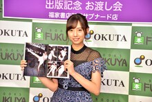 タイキックをしているお気に入りのカットを紹介する新内眞衣（乃木坂46）。