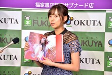 タイの赤いプールで撮影したカットを紹介する新内眞衣（乃木坂46）。