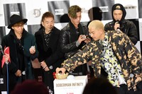 オーナメントを手に取るDOBERMAN INFINITY。