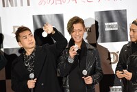 メッセージ入りのオーナメントを手にするGS、KAZUKI。