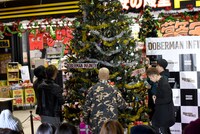 ツリーを飾り付けるDOBERMAN INFINITY。