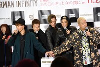 スイッチに手をおくDOBERMAN INFINITY。