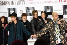 スイッチに手をおくDOBERMAN INFINITY。