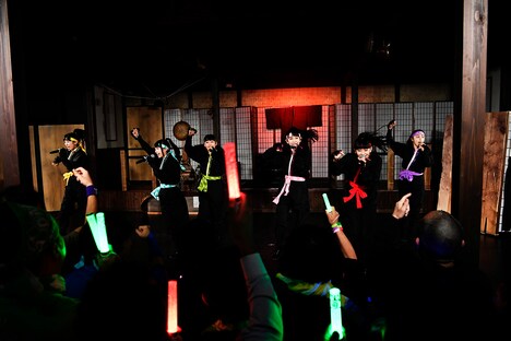 「DEADHEAT SHOW」を繰り広げるときめき▽宣伝部。（写真提供：ユニバーサルシグマ）