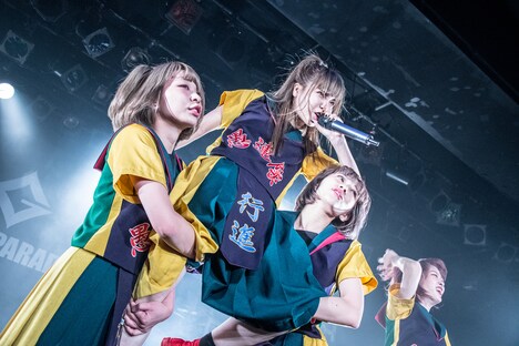 GANG PARADEのライブの様子。