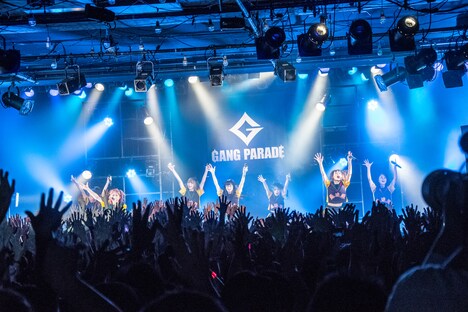 GANG PARADEのライブの様子。