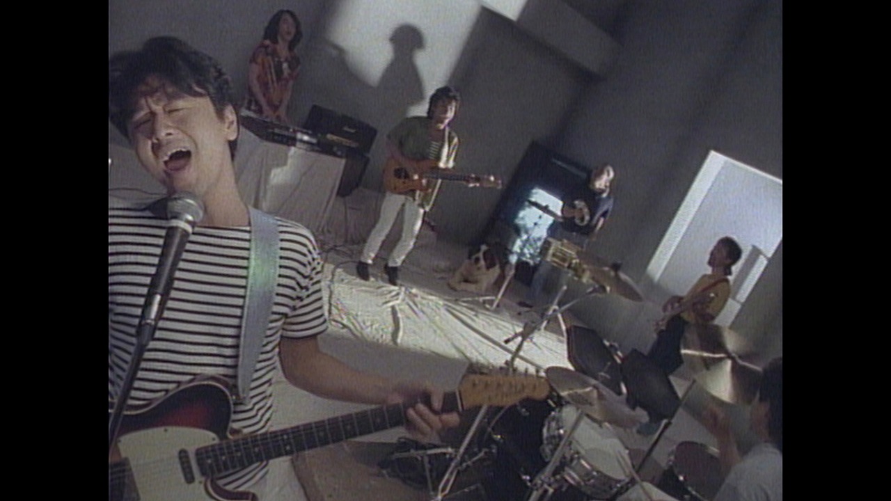 KUWATA BAND「MERRY X'MAS IN SUMMER」ミュージックビデオのワンシーン。