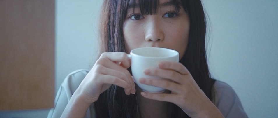SHE'S「White」ミュージックビデオのワンシーン。